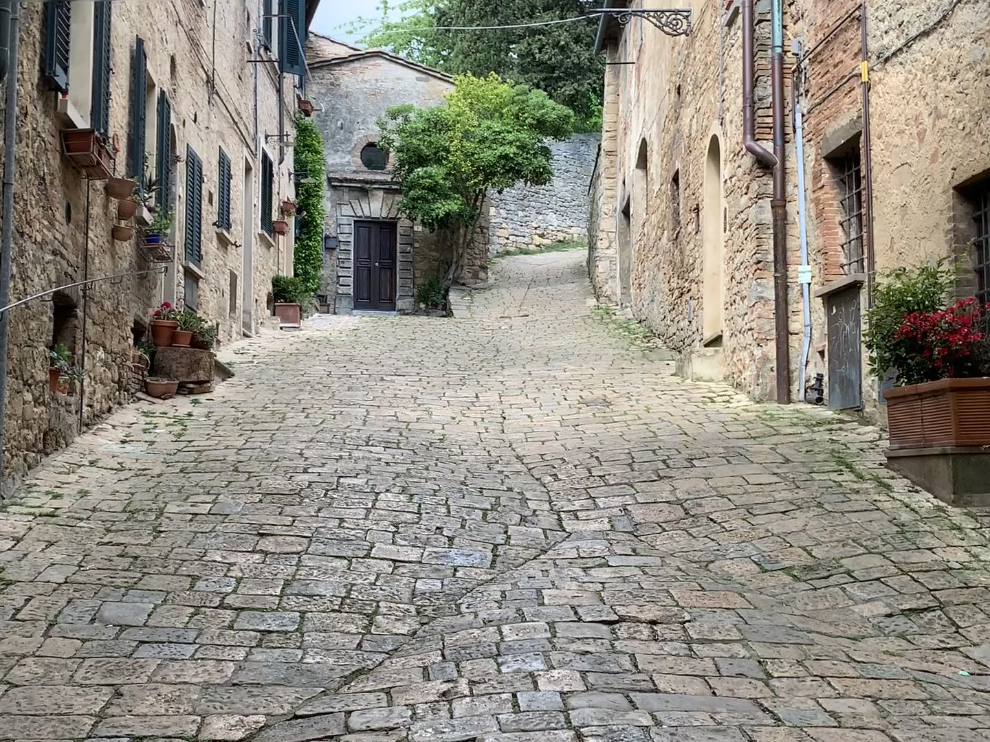 A sidewalk in Volterra.jpg