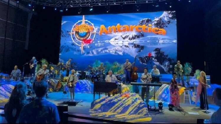 Buffett performs in Nashville and talks about his new album